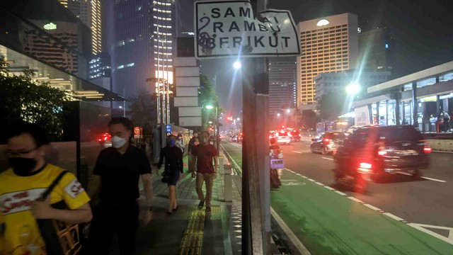 Penggunaan masker pada pejalan kaki di Jalan Jenderal Sudirman, Jakarta Pusat, Kamis (19/5/2022). Foto: Jonathan Devin/kumparan