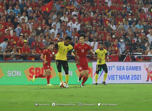 Vietnam menghadapi Malaysia dalam semifinal sepak bola SEA Games 2021 di Stadion Viet Tri pada Kamis (19/5). Foto: Twitter/@FAM_Malaysia