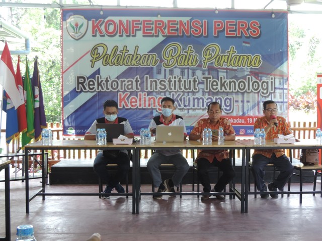 Institut Keling Kumang menggelar konferensi pers. Foto: Dina Mariana/Hi!Pontianak