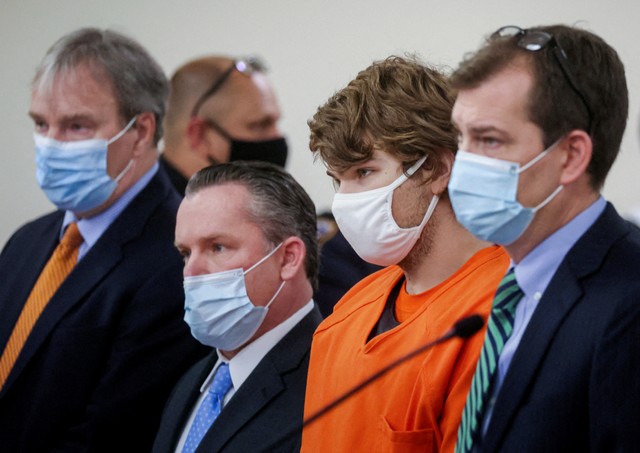 Tersangka penembakan di supermarket Tops, Payton S. Gendron, diapit oleh tim hukumnya saat dia muncul di ruang sidang di Buffalo, New York, AS, Kamis (19/5/2022). Foto: Brendan McDermid/REUTERS