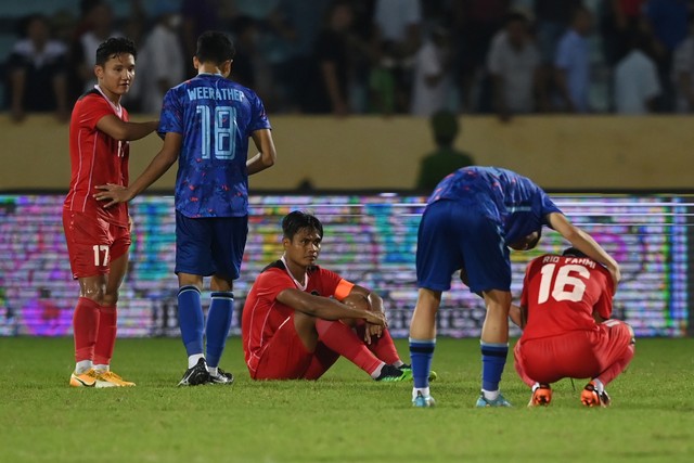 Pesepak bola Timnas Indonesia dihibur sejumlah pesepak bola Timnas Thailand usai pertandingan semifinal sepak bola SEA Games 2021 Vietnam di Stadion Thien Truong, Nam Dinh, Vietnam, Kamis (19/5/2022). Foto: Aditya Pradana Putra/ANTARA FOTO