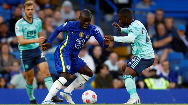 Pemain Chelsea N'Golo Kante beraksi dengan pemain Leicester City Nampalys Mendy di Stamford Bridge, London, Inggris, Kamis (19/5/2022). Foto: Action Images via Reuters/Andrew Boyers