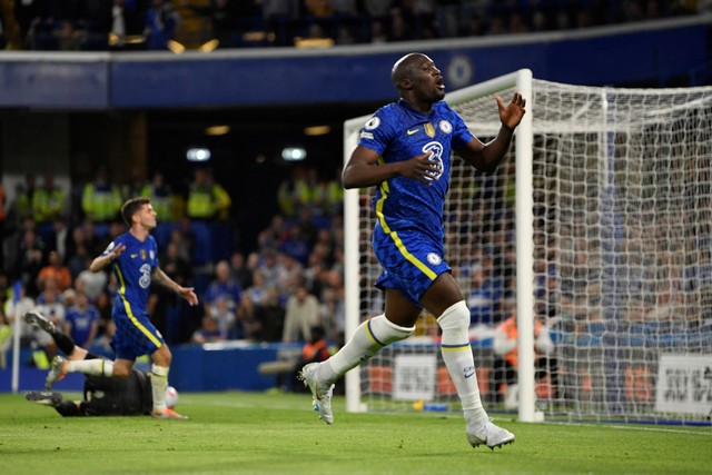 Reaksi pemain Chelsea Romelu Lukaku setelah kehilangan kesempatan untuk mencetak gol ke gawang Leicester City di Stamford Bridge, London, Inggris, Kamis (19/5/2022). Foto: Toby Melville/REUTERS