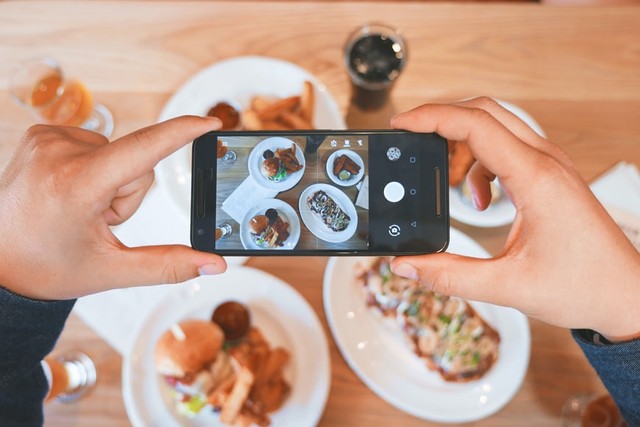 9 Caption Makanan Lucu untuk Orang yang Sedang Diet, Foto: Unsplash/Eaters Collective