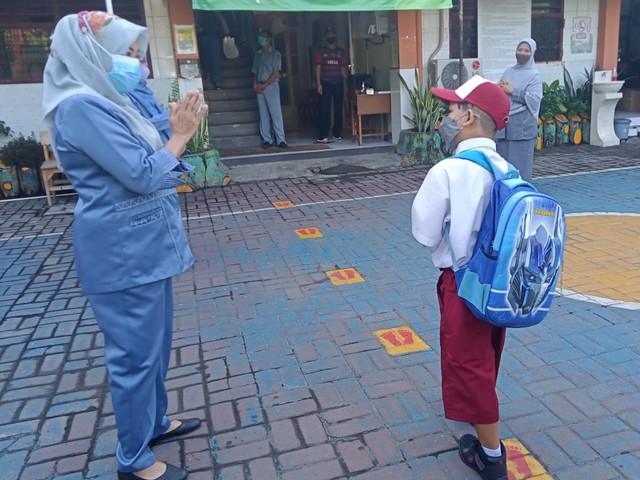 Penerapan protokol kesehatan di sekolah. Meski pemerintah telah melonggarkan pemakaian masker, namun masyarakat agar tidak salah persepsi dan menganggap sudah bebas dari pandemi COVID-19. Foto: Masruroh/Basra