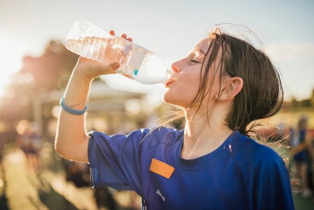 Bahaya dehidrasi perlu diwaspadai agar tidak picu komplikasi. Foto: Unsplash.com