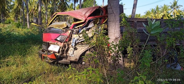 Keterangan foto: truk hilang kendali dan menabrak pohon kelapa di Patiahu, Kamis (19/5). Sumber foto: istimewa.