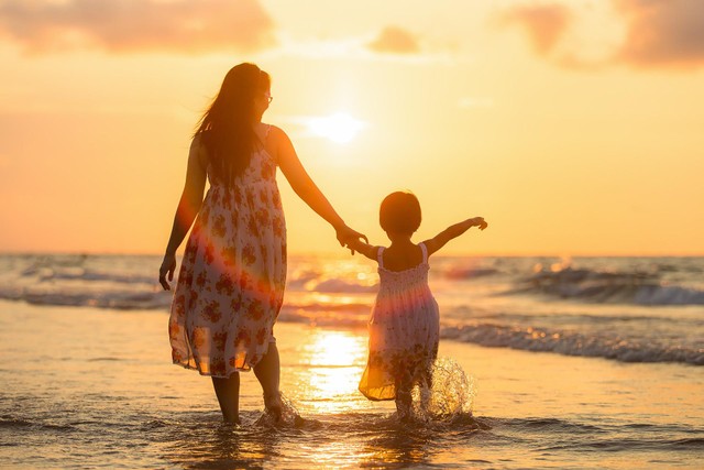 suber : https://pixabay.com/id/photos/dewasa-ibu-anak-perempuan-pantai-1807500/