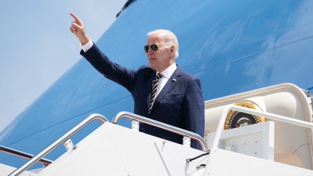 Presiden AS Joe Biden menaiki Air Force One sebelum keberangkatan dari Pangkalan Gabungan Andrews di Maryland, 19 Mei 2022, saat ia melakukan perjalanan ke Korea Selatan dan Jepang, dalam perjalanan pertamanya ke Asia sebagai Presiden. Foto: SAUL LOEB / AFP