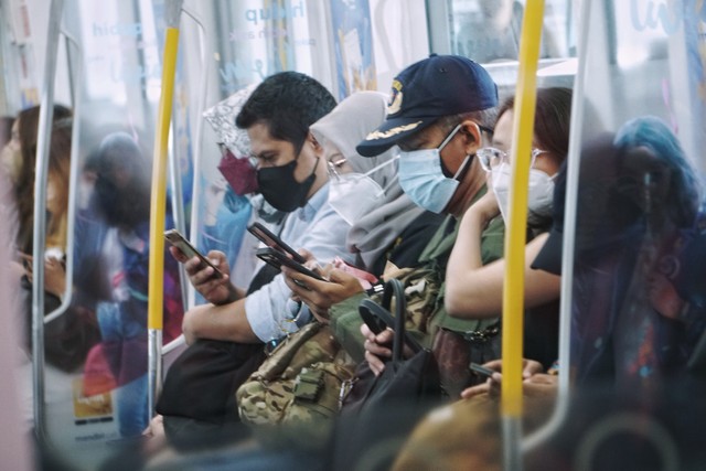 Penumpang pengguna transportasi publik MRT di Jakarta, Jumat (20/5/2022). Foto: Jamal Ramadhan/kumparan