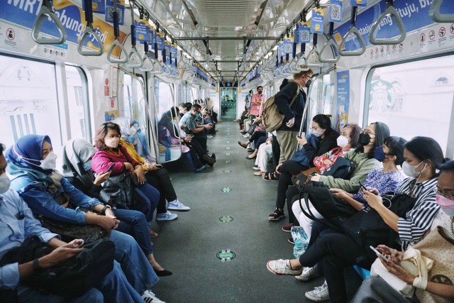 Suasana transportasi publik MRT di Jakarta, Jumat (20/5/2022). Foto: Jamal Ramadhan/kumparan