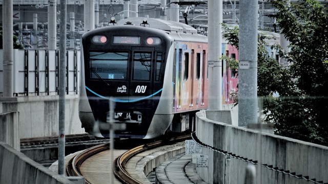 Transportasi publik MRT melaju di Jakarta, Jumat (20/5/2022). Foto: Jamal Ramadhan/kumparan