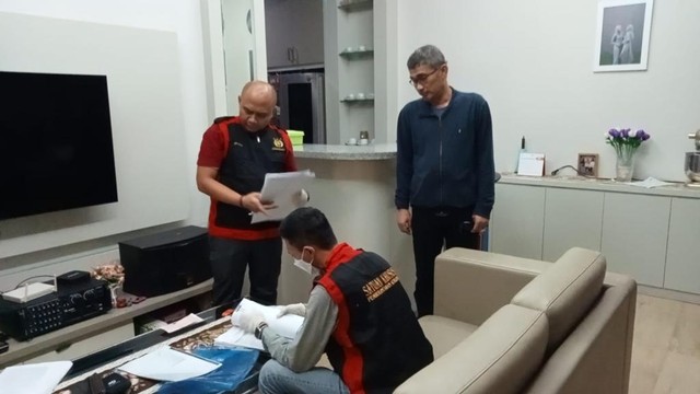 Kejati DKI geledah rumah Eks Kepala UPT Terkait Perkara Mafia Tanah di Cipayung. Foto: Dok. kejati DKI