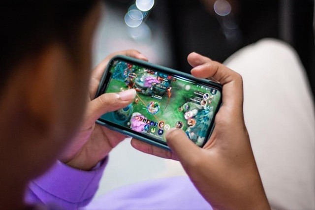 Ilustrasi bermain Mobile Legends. Foto: Pandhuya Niking/Unsplash