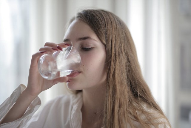 Minum air putih yang banyak adalah salah satu cara mencegah dehidrasi. Foto: Pexels.com