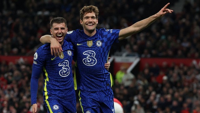 Selebrasi pemain Chelsea Marcos Alonso saat melawan Manchester United saat pertandingan Liga Inggris di Old Trafford, Manchester, Inggris. Foto: Phil Noble/Reuters