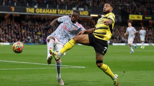 Pemain Manchester United Aaron Wan-Bissaka beraksi dengan pemain Watford Joshua King di Stadion Vicarage Road, Watford, Inggris, Sabtu (20/11). Foto: Action Images via Reuters/Matthew Childs