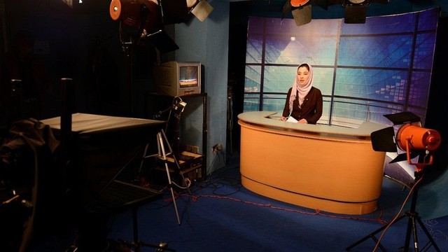 Penyiar perempuan tanpa penutup wajah dalam beberapa tahun terakhir semakin sering muncul dalam siaran televisi di Afganistan.