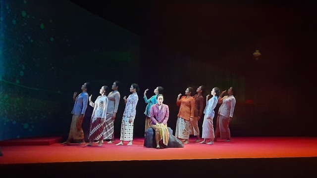 Teater musikal Inggit, Tegak Setelah Ombak. Foto: Alexander Vito/kumparan