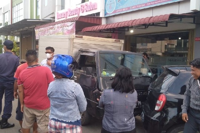 Mobil Box tanpa sopir tabrak kendaraan parkir di Mega Legenda (Foto: Reza/Batamnews)