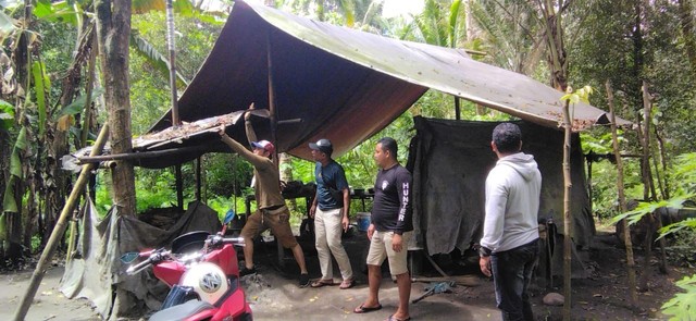 Anggota Ditresnarkoba saat membongkar tempat penyulingan miras di Hutan Tobelo Utara. Foto: Istimewa