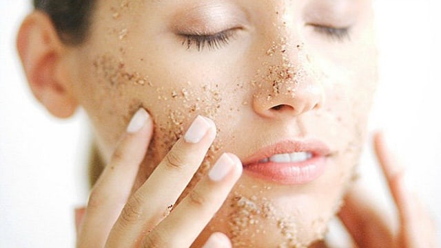 Penggunaan face scrub. Foto: Shutterstock