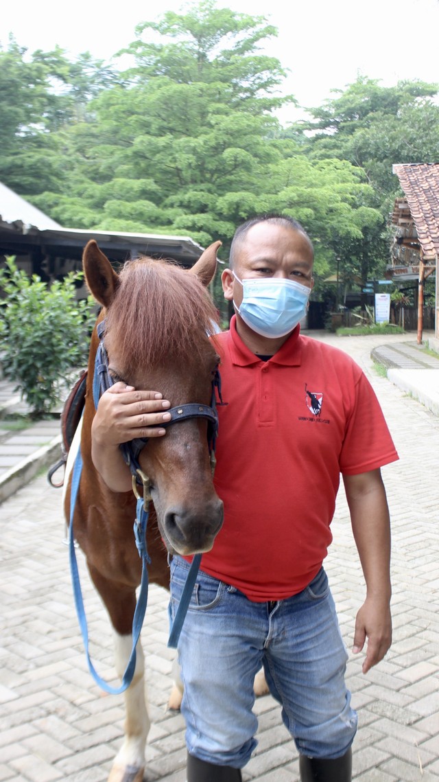 Yadi bersama kuda kesayangannya. (Foto: Quldyah Viga)