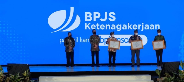 MenPAN-RBb Tjahjo Kumolo & Kepala ANRI Imam Gunarto menyerahkan penghargaan kepada Deputi Direktur Wilayah Sumbarriau Eko Yuyulianda & Asdep Bidang Sekretariat Badan Antony Sugiarto di Hotel Pangeran Pekanbaru. (Ist)