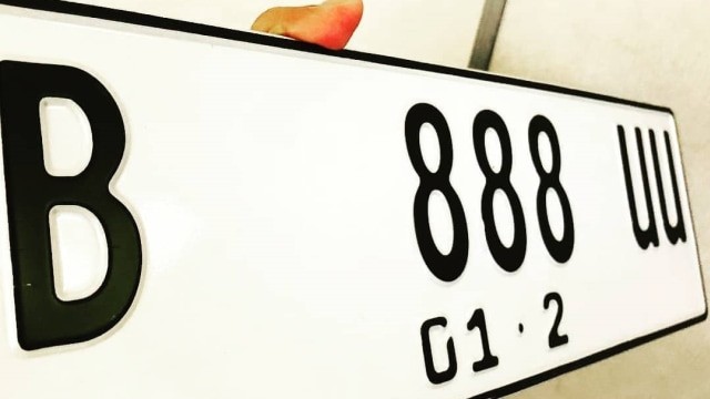 Warna baru TNKB atau pelat nomor kendaraan pribadi. Foto: Korlantas Polri