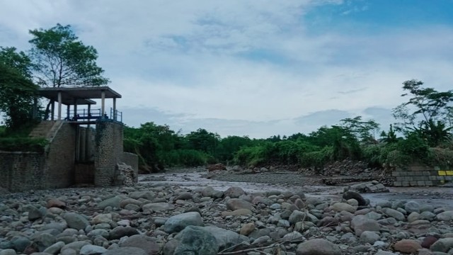 Saluran irigasi dari Bendung Laban di Desa Dukuhturi, Kecamatan Bumiayu, kondisinya rusak.  