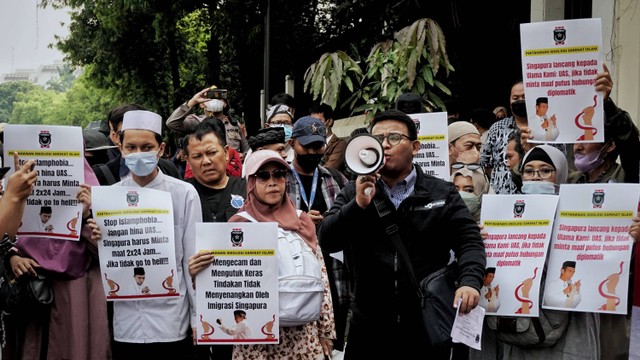 Massa yang tergabung dalam Pertahanan Ideologi Sarekat Islam Indonesia (Perisai) memberikan orasi saat berunjuk rasa di depan Kedutaan Besar Singapura, Jakarta, Jumat (20/5/2022). Foto: Jamal Ramadhan/kumparan