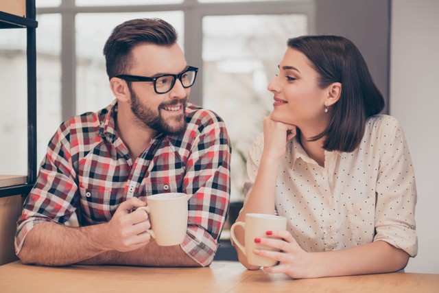 Kiat mengatasi rasa bosan dalam pernikahan, salah satunya beri Hadiah kejutan.
 Foto: Shutterstock