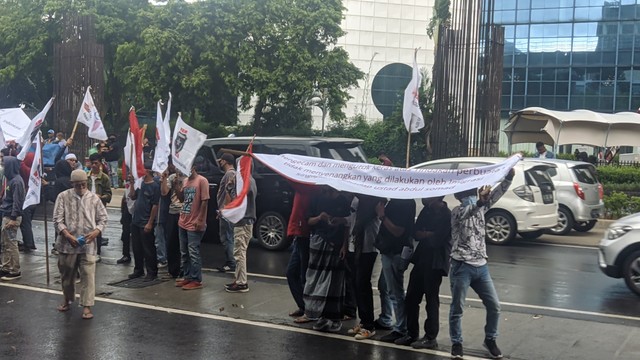 Aksi unjuk rasa di depan Kedubes Singapura diterpa hujan, Jumat (20/5/2022). Foto: Jonathan Devin/kumparan