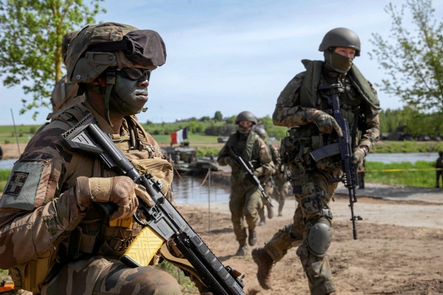 Para tentara saat latihan militer Defender Europe 2022 di Nowogrod, Polandia, Kamis (19/5/2022). Foto: Agnieszka Sadowska/Agencja Wyborcza.pl via Reuters