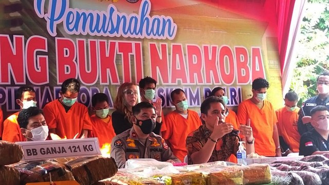 Jumpa pers pemusnahan barang bukti narkotika jenis sabu dan ganja di RSPAD Gatot Soebroto, Jakarta Pusat, Jumat (20/5/2022). Foto: Polri