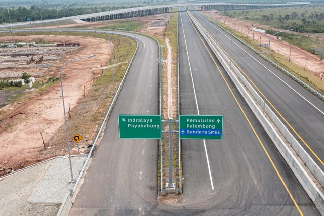 Foto udara pembangunan proyek jalan tol Trans Sumatera (JTTS) ruas simpang Indralaya-Muara Enim seksi simpang Indralaya-Prabumulih di Indralaya, Ogan Ilir (OI), Sumatera Selatan, Jumat (20/5/2022). Foto: Nova Wahyudi/ANTARA FOTO