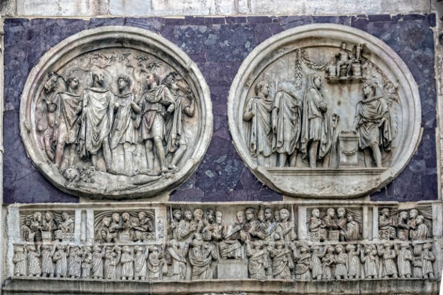 Bas - relief di Arch of Constantine (Arco Constantino) - landmark kuno kekaisaran Romawi di Roma, Italia https://www.istockphoto.com/