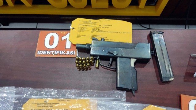 Senjata Api semi otomatis jenis UZI yang diamankan Polda Sulawesi Utara, ditunjukkan dalam jumpa pers yang dilakukan Kapolda Sulut, Jumat (20/5).