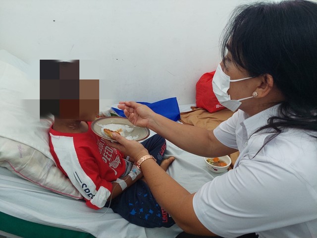 Anak usia 8 tahun berinisial J yang dianiaya ibu tiri, dirawat di rumah sakit. (Foto: Istimewa)