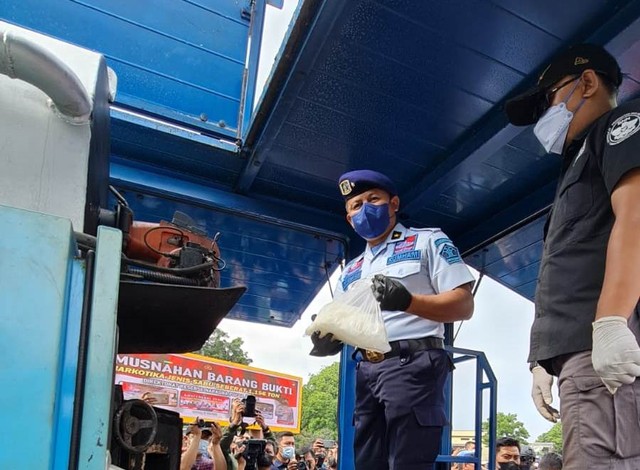 Foto : Kepala Divisi Pemasyarakatan Kemenkumham Jawa Barat M Hilal saat melakukan pemusnahan Barbuk sabu di Mapolda Jabar