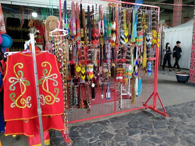 Pernak-pernik yang dipamerkan di Pekan Gawai Dayak Kalbar. Foto: Lydia Salsabilla/HI!Pontianak