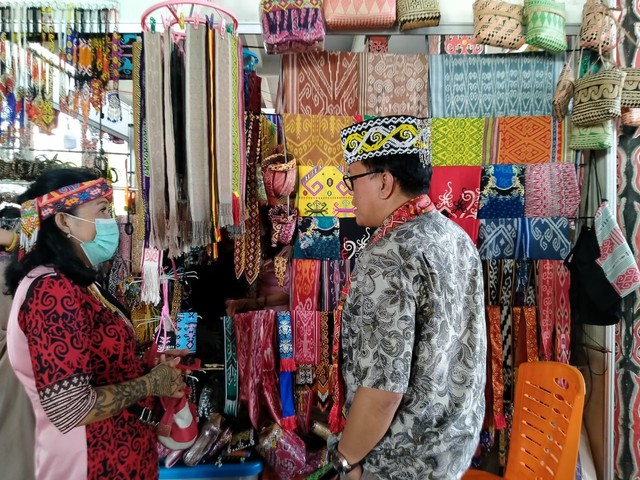 Sejumlah stan hadir memeriahkan Pekan Gawai Dayak di Kalbar. Foto: Lydia Salsabilla/Hi!Pontianak
