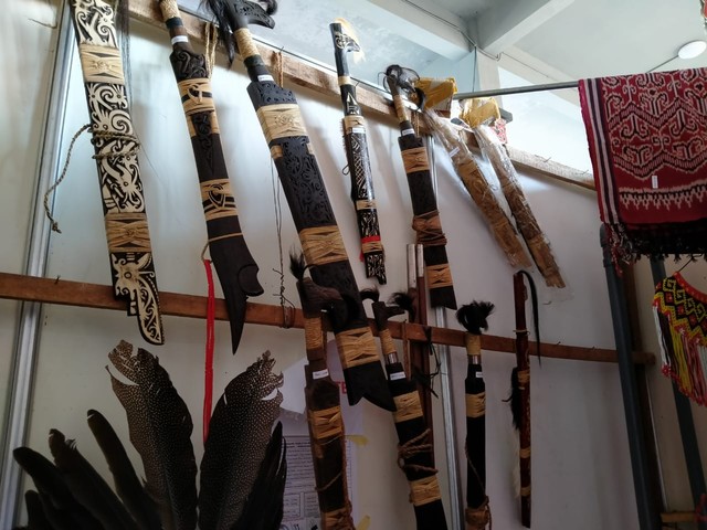 Senjata tradisional Dayak. Foto: Lydia Salsabilla/Hi!Pontianak