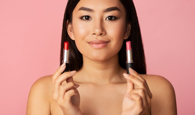 Ilustrasi menampur warna lipstik agar sesuai kulit. Foto: Prostock-studio/Shutterstock