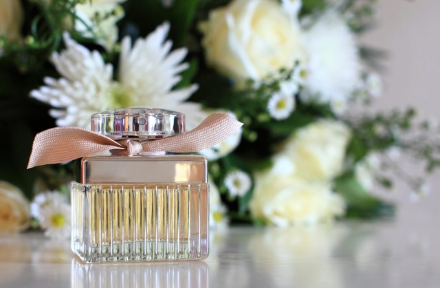 Ilustrasi parfum untuk perempuan. Foto: Flying object/Shutterstock