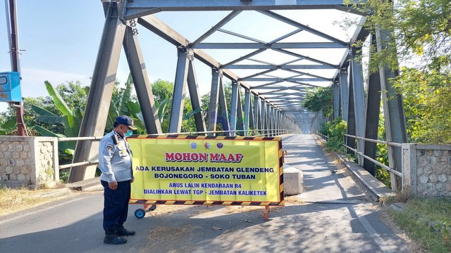 Ilustasi: Jembatan Glendeng di Desa Simo Kecamatan Soko Kabupaten Tuban, saat ditutup untuk seluruh kendaraan beberapa waktu lalu. (foto: dok istimewa)