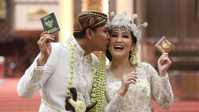 Pasangan artis Masayu Clara dan Qausar Harta Yudana berfoto bersama usai melakukan akad nikah di masjid Istiqlal, Jakarta, Jumat, (20/5/2022). Foto: Agus Apriyanto