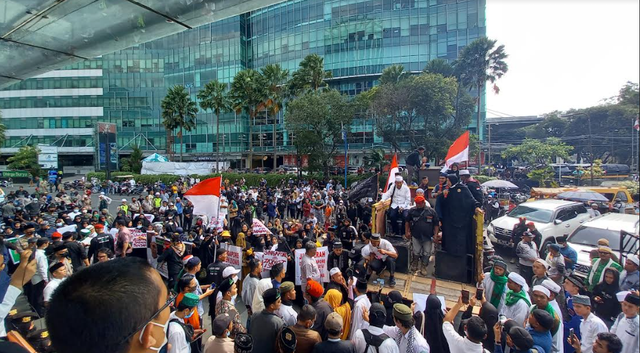 Massa umat Islam saat berunjuk rasa di depan Konjen Singapura (Rahmat Utomo/kumparan)