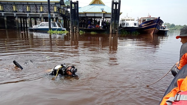 ANGGOTA Basarnas Pekanbaru saat menyelam mencari 2 siswa SMA yang berenang di Sungai Siak, kemudian meninggl akibat tenggelam,. 