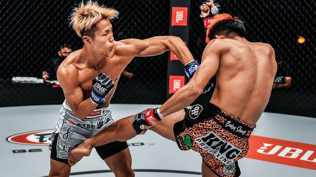 Taiki Naito melayangkan pukulan kiri ke arah lawan. Foto: ONE Championship